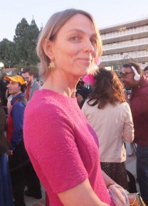 Torill, radiantly in pink, between reporters and bloggers at the Annies. Photo: Marcy Page